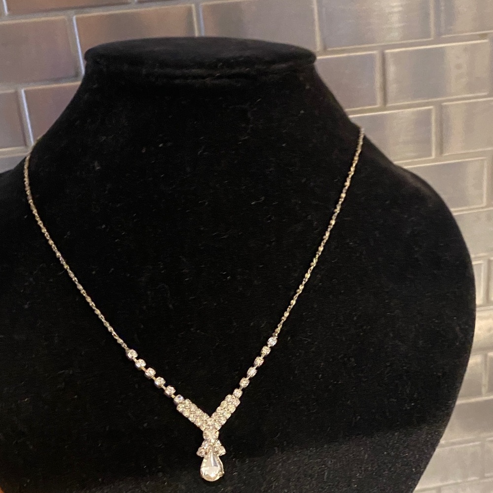 Elegant Silver Necklace with Crystal Accents - Picture 3 of 6